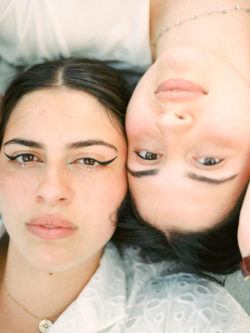 Sarah&Margaux-Twin-sisters-session